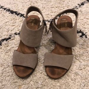 Toms heeled sandal in Taupe Suede